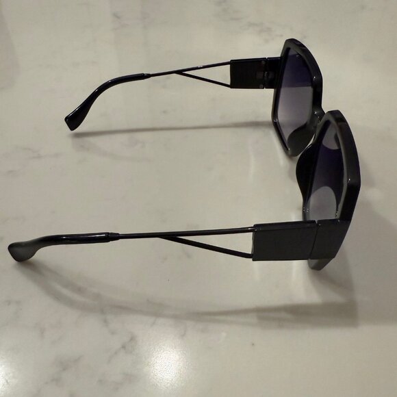 Oversized Gradient Sunglasses - Picture 4 of 5